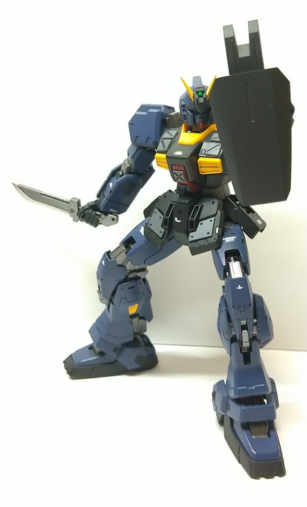 コンバットナイフ＋シールドナイフはシールド裏に収納できます。