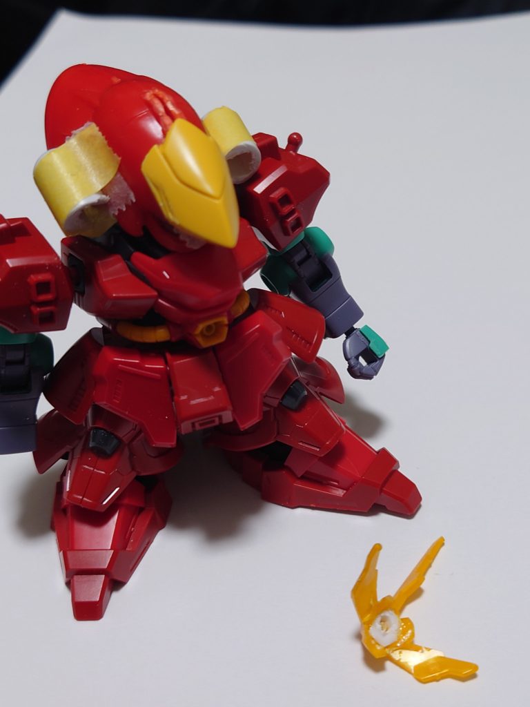 旧SDのサザビーの後頭部がメッサーの後頭部に似てたので、BB戦士サザビーの体にSDバルバトスルプスのおでこパーツやSDCSナイチンのタンクを組み合わせていたら頭と胴体が作れそうだったので、SDメッサーが作れるんじゃないかと思い、HGメッサーが買えなかったつらさもバネにして製作スタート。(写真のバンシィの角は無関係)