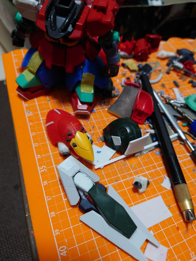 足はF02型のフレアタイプにしたかったのでドムR35のものを加工して使用。腕とスネガードはHGUCディジェのものが似てたので使用。足先はBB戦士サザビーのつま先をカット。特徴的な形のシールドはアースリィのものとケルディムのビットと合わせ、プラ板で形を調整。頭はそれっぽくなってきた。