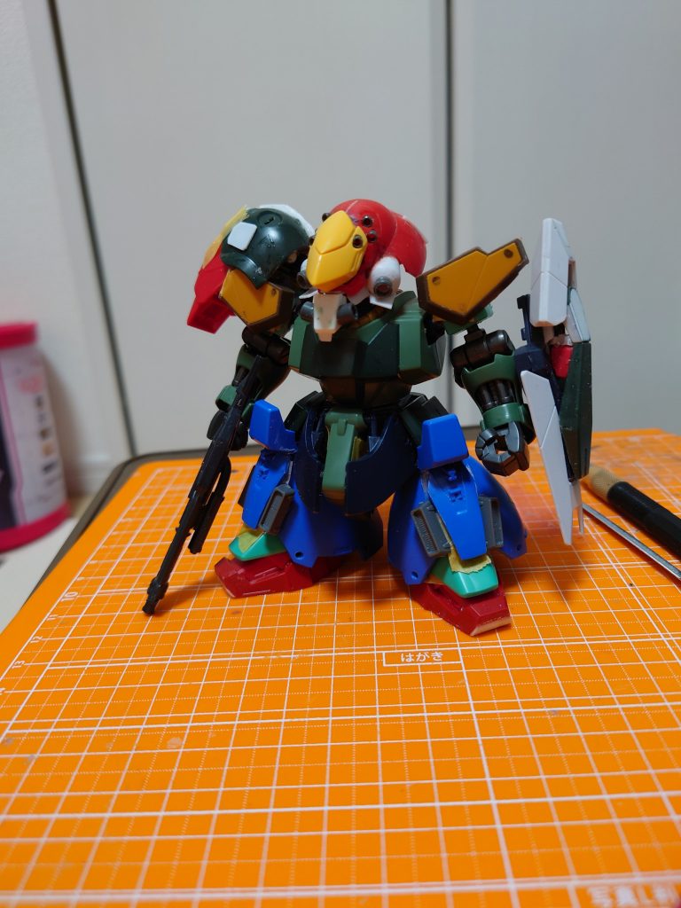 バランスを考えHGUCギラドーガの胴体や腰や腕を使用。ディジェの腕はメッサーと似てるが細すぎた。拳は大きめが好きなのでSDCSより。見えにくいが肩ブロックにディジェでその上にSDEX78ガンダムの肩アーマーを乗せ、前後からマグアナックのリアアーマーをつけてみる。口の部分はレギンレイズの胸とプラパイプで。全体的に迷走期。