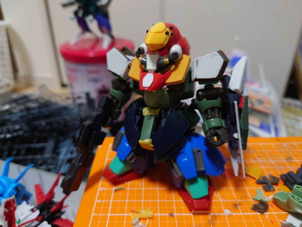 肩アーマーをプラ板を組み合わせて修正。あまったマグアナックの黄色いパーツとBB戦士サザビーの胸部分パーツで胸部を作製。腹部はマンロディの膝にHGギラドーガのおでこを接着。このあたりからなんとなくまとまってきた。