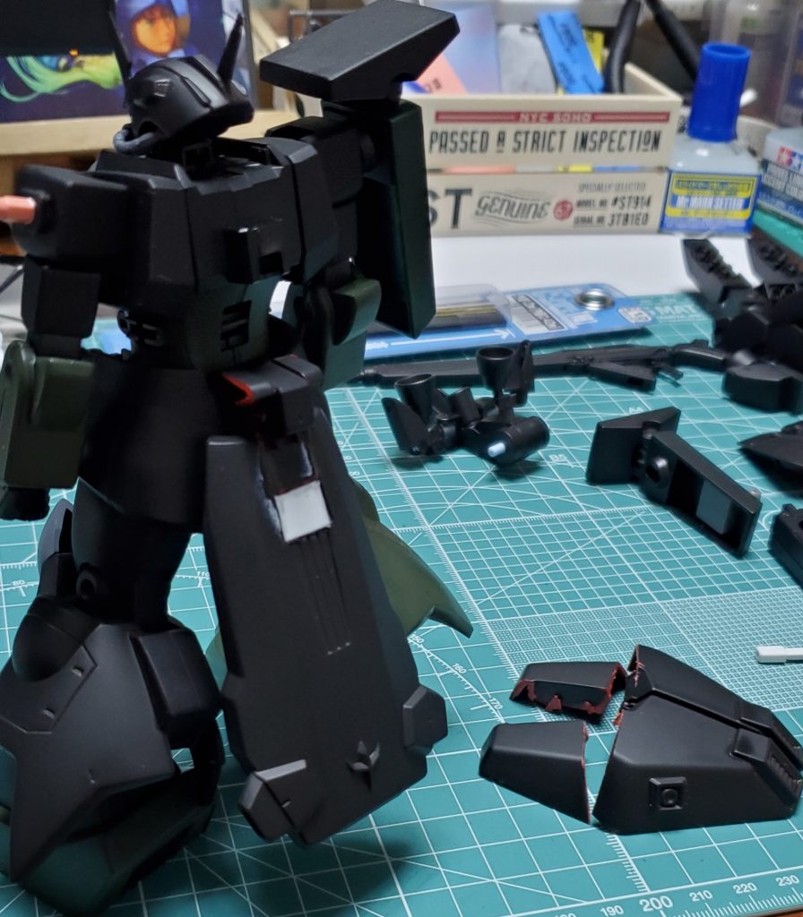 サザビーのスカートの一部を切り取り、ザクⅢ改に合わせました。プラ板を張り付けた所の処理に苦戦。