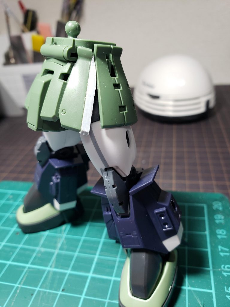 太ももの付け根部分もプラ板を挟んで1mm外側にスカートも大きくしました