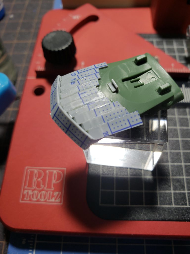 スカートを広げるとあわなくなってくるのでプラ板で延長