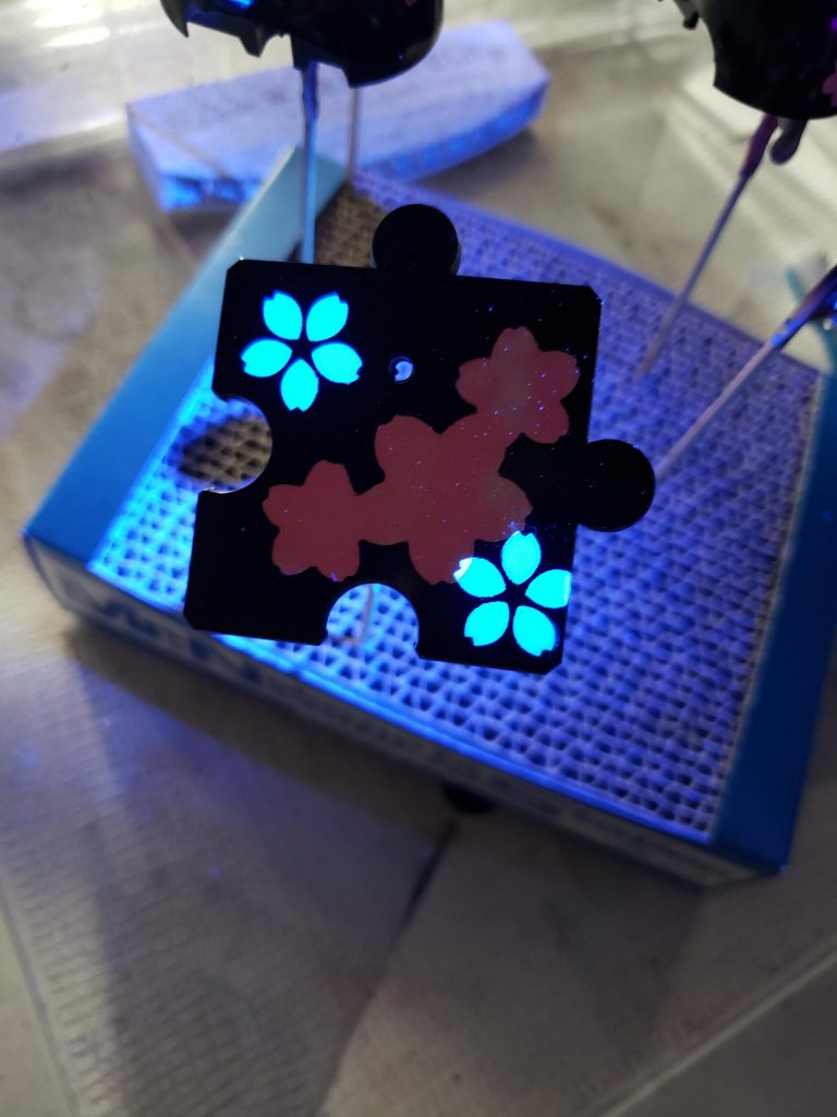 UVライトを当てた状態ちゃんとマスキングしなかったので飛び散ってます (> <｡)