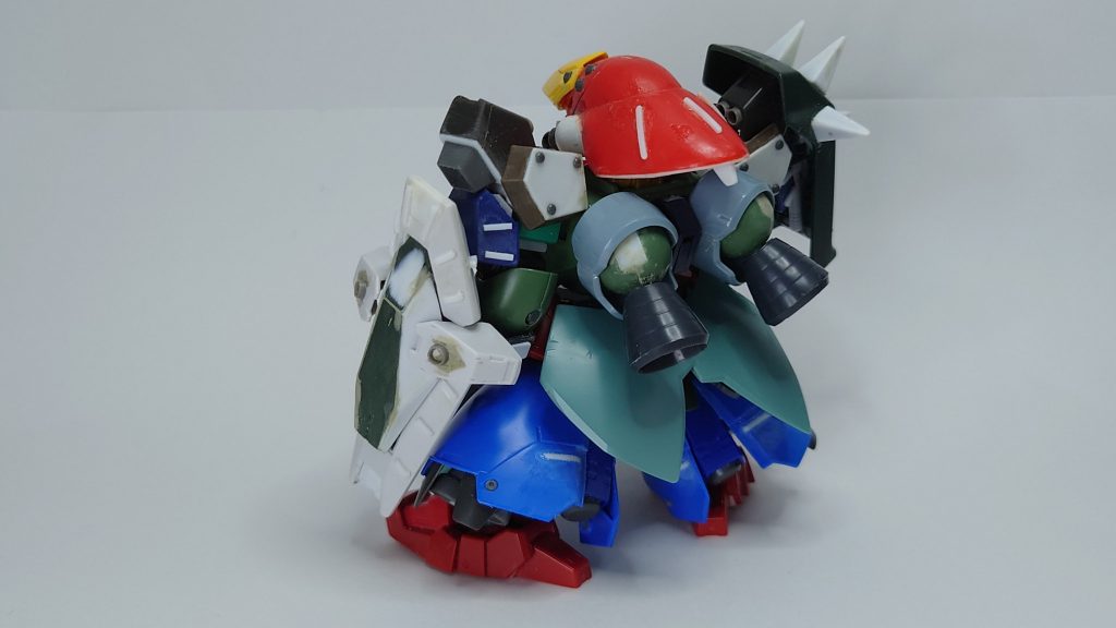 背中のバーニアはギラドーガの肩の球体にリーオーNPDの肩アーマーを組み合わせ。バーニアはコトブキヤ。腰のリアアーマーはHGバクトの羽。倒れやすいのでかかとにSDCSナイチンのツメを接着。全身の関節はだいたいボールデン。