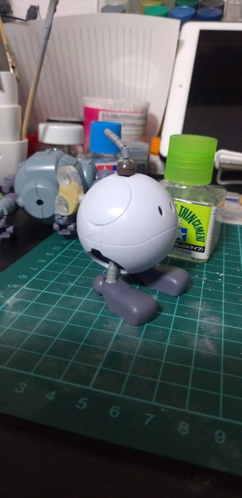 ジャンクで購入したモビルハロ、片腕が無かったりバックパック破損していたので、足だけ使いました。導火線はプラ棒とプラパイプ、背面のネジはプラパイプとパテで一から作りました(^^)