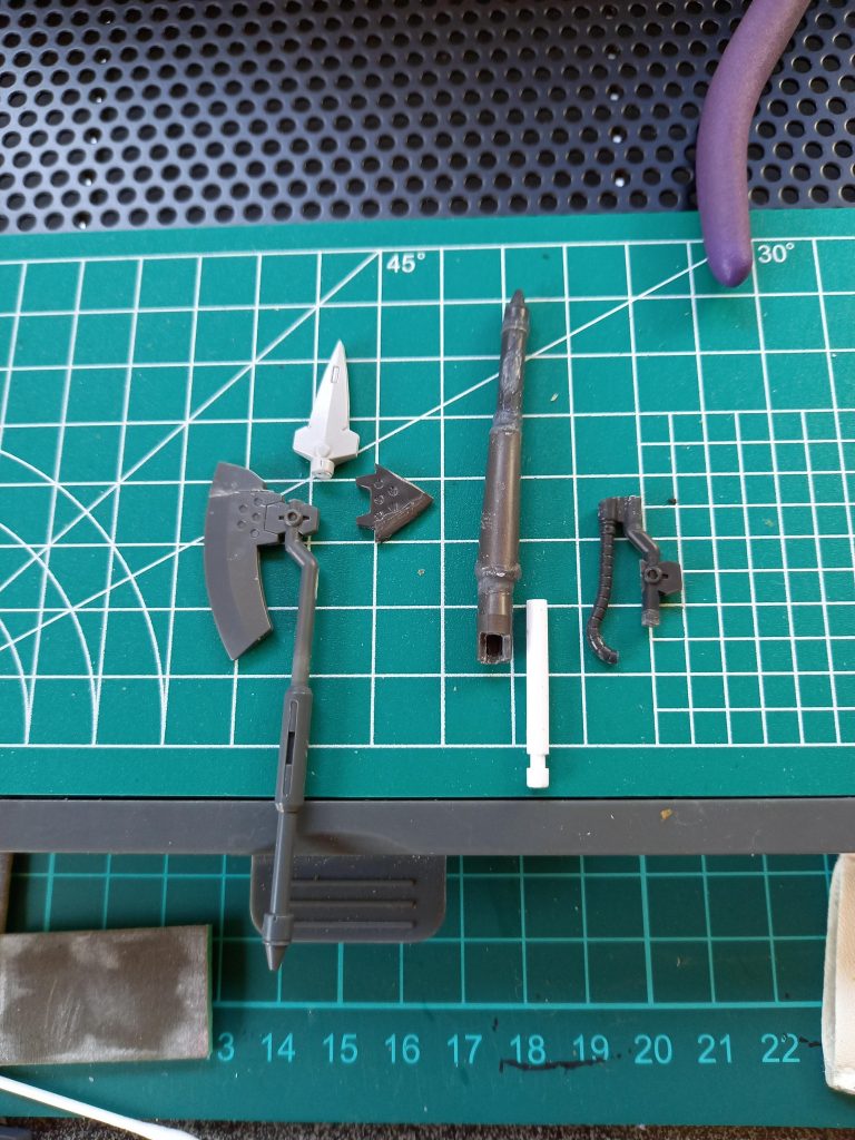 ヒートハルバードの接着前です✨※右はランスを自作しようとしましたが、サイズが小さくボツにしました💦