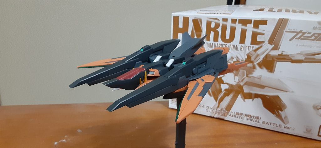 飛行形態の機首部分のクリアー部分は付属シールとメタリックレッドで塗ってます