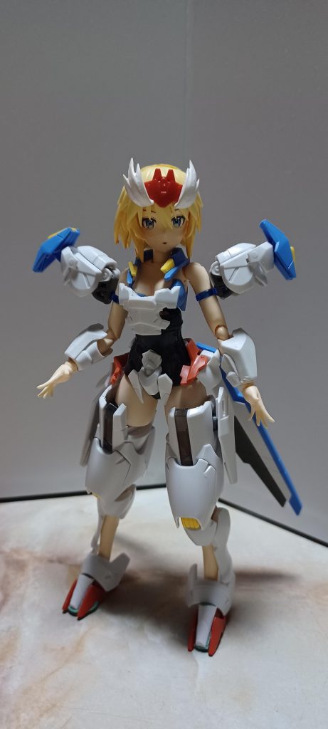 スク水でも仮組みして全体デザインを探ってました足部のシェル部分はシールを貼る前で脚もベタ脚でヒール化する前髪の毛をガンダムの角に見立てる事が出来ないか試しに白を塗ってみてテスト作成中の画像はまだ有るのですがセンシティブで消されそうなので止め時ます