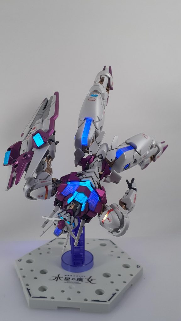 公式サイト風にポージング😆そいえば、手のひらは握った状態しかないので、なんかの余ったキットの開いた手を少し加工して使ってます。