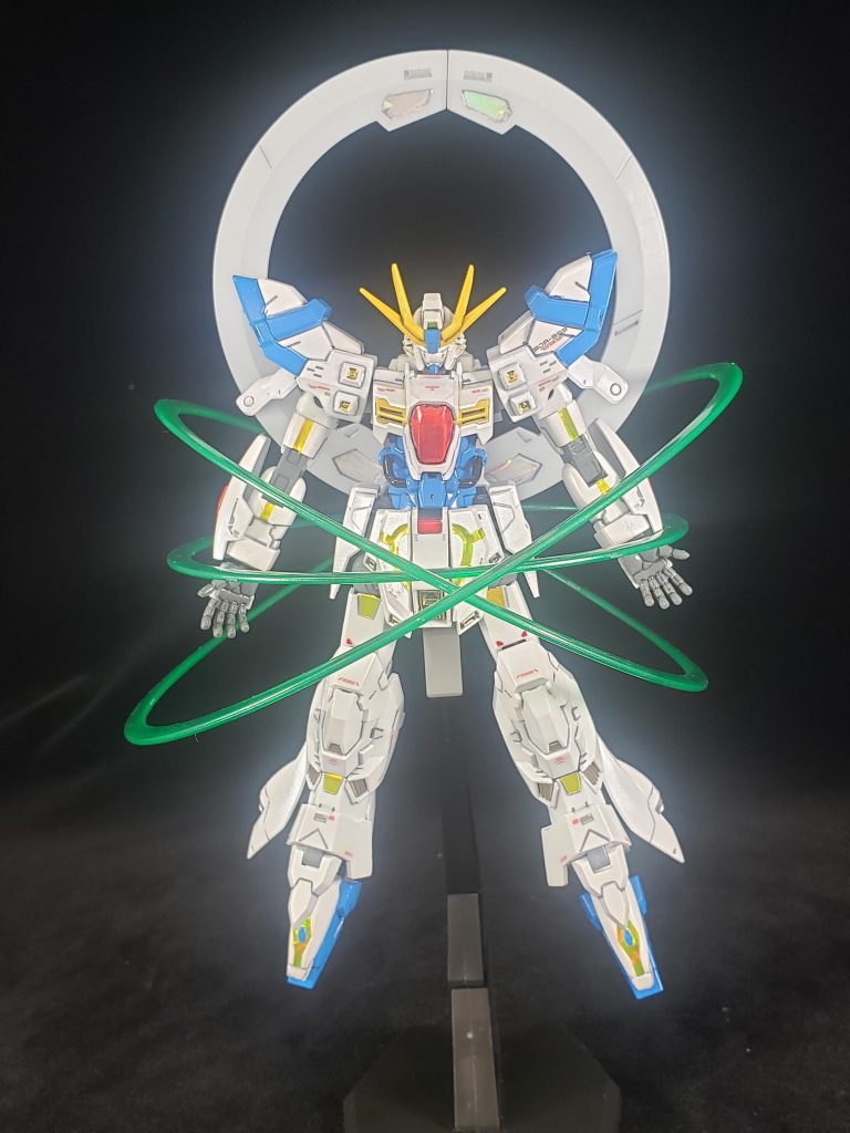 背部のリング『アニュードゥルーン』使用時には膨大なエネルギーが周囲に放出され、光輪のような発光現象がおき、ビームサーベルのような機能を持つ。