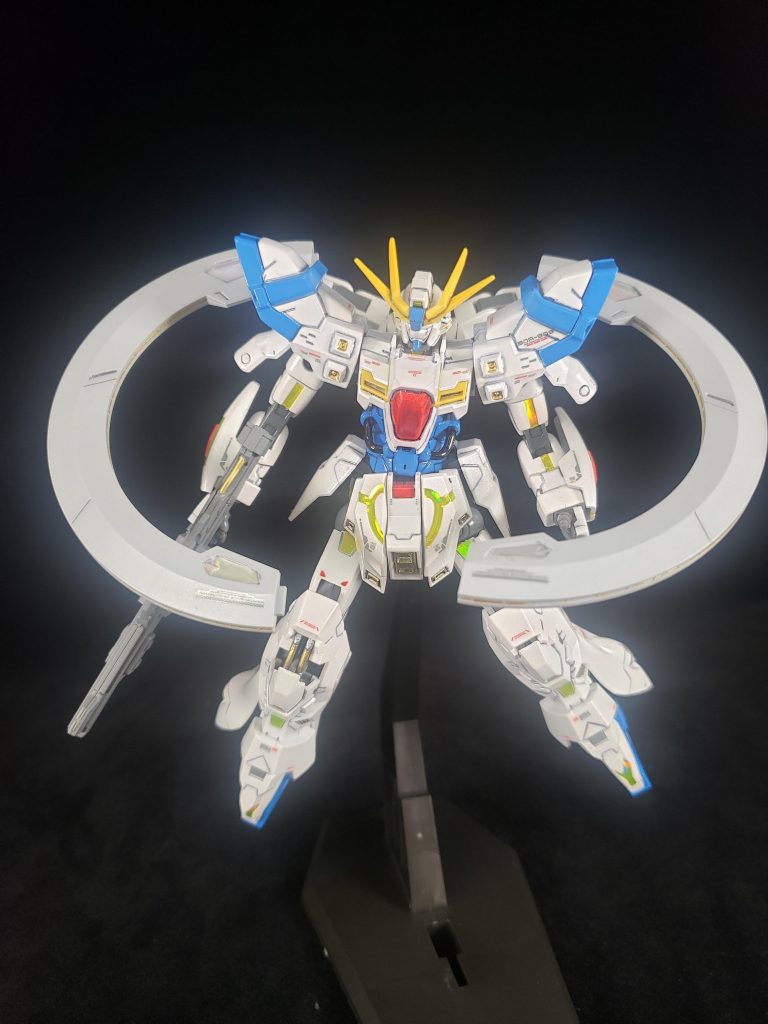 背部のリング『アニュードゥルーン』を展開することで、高機動状態、またIフィールドを発生することもできる。