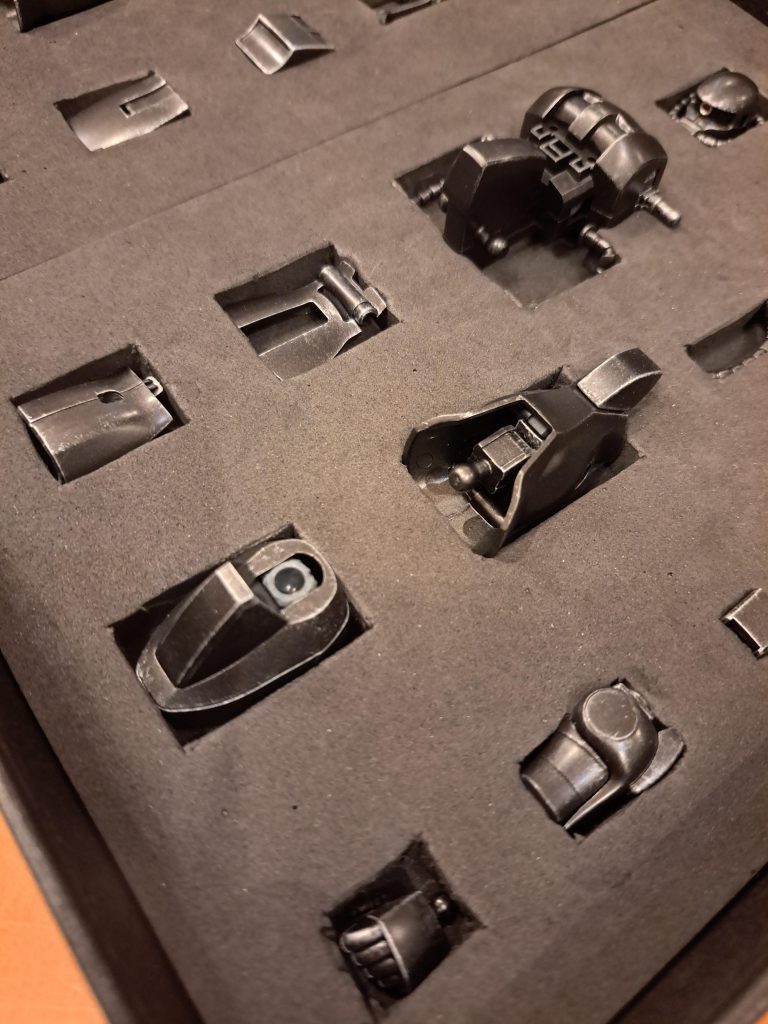 ザク本体は部分的に組み立てて合わせ目を消したり、モールド化したりしました。