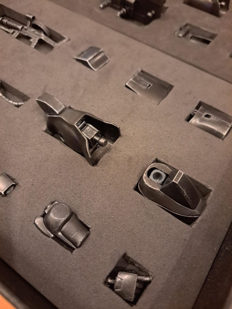 塗装は黒サフからのガンメタル→光沢クリア→エナメルシルバーのドライブラシです。