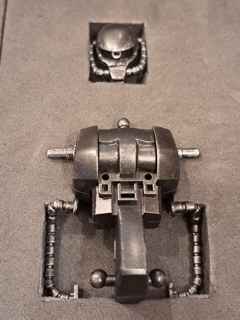 モノアイはメタルパーツから作りました。意外と、収納ケースを切り出すのが難しく、慣れるまで何度も失敗しました。材料費的にはざっくり3000円くらいかな(笑)