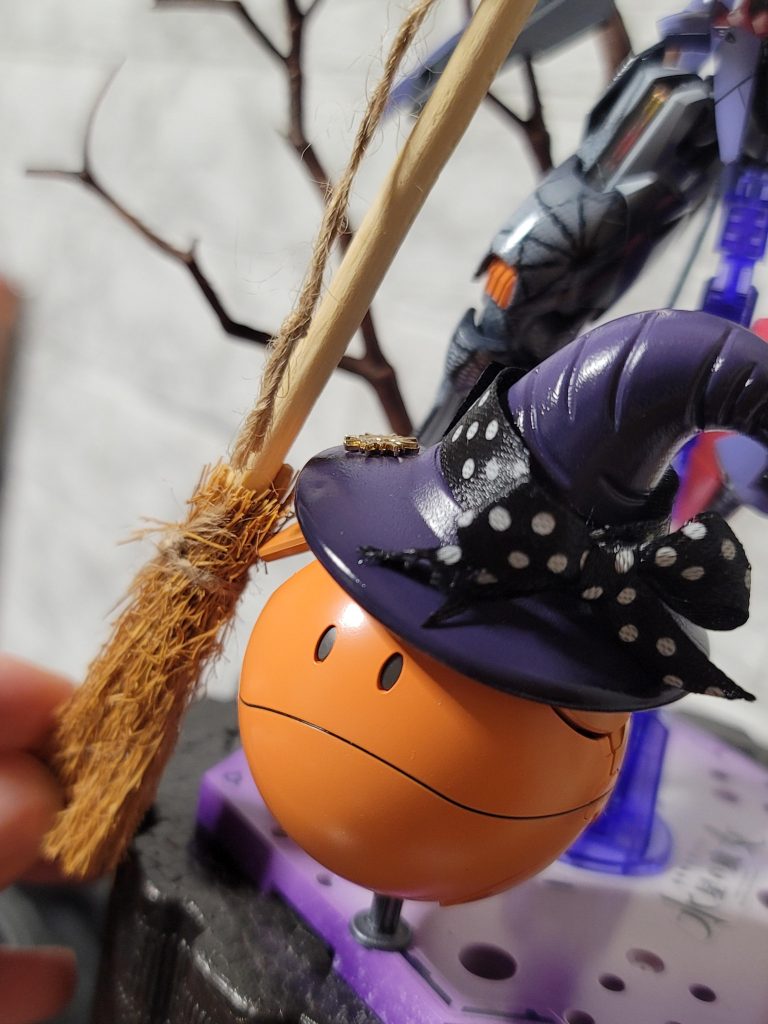 ハロをカボチャをイメージしたオレンジに塗装し魔女のマジカルハットを被せました。リボンやホウキなども装着し雰囲気を出させました