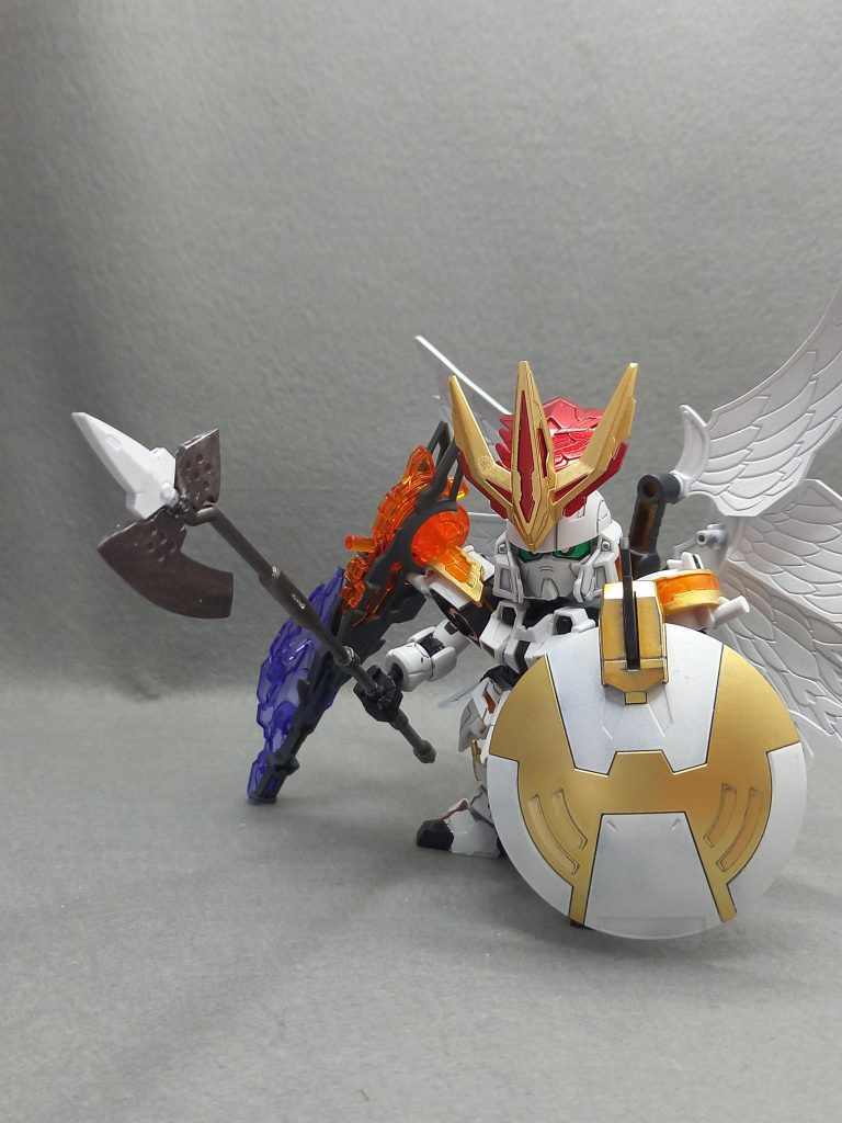 マスクを外してガンダムフェイスも味があります✨シールドは肩だけでなく、手に持たせられるように手持ち部分を加工してあります✨