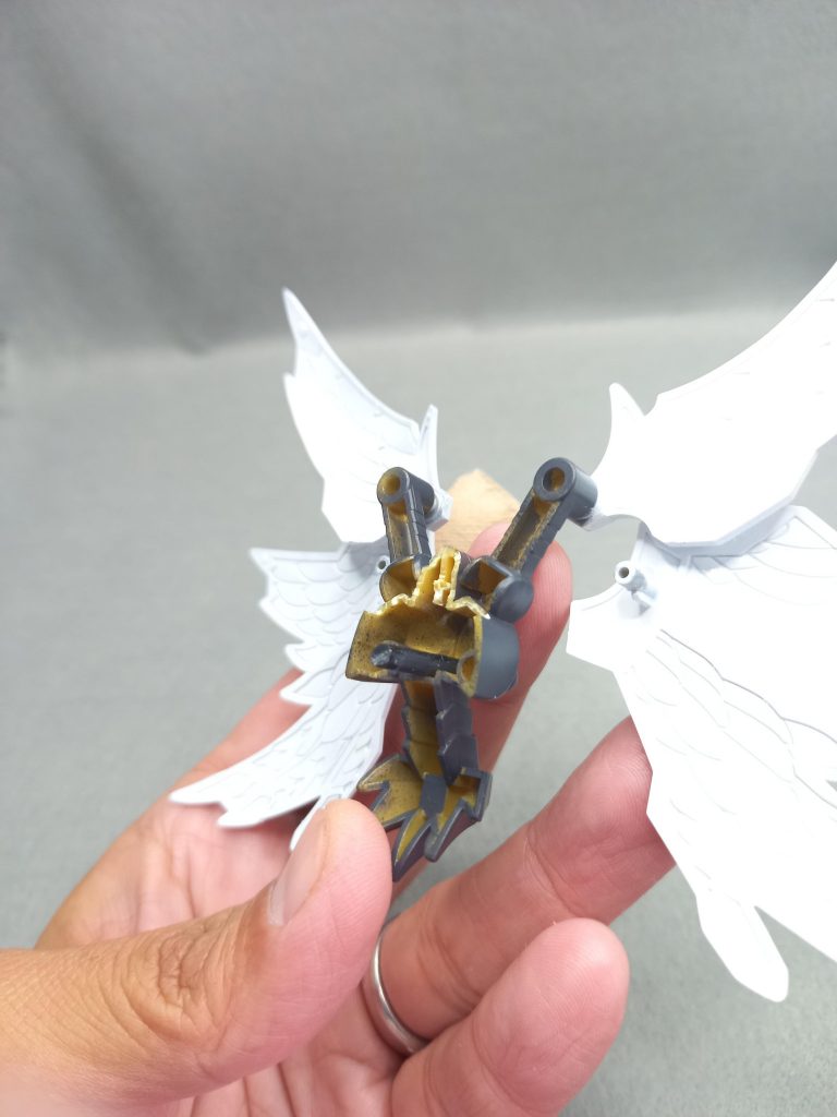 干渉する部分をカットし余りのランナーで背面に取り付けられるように加工しました✨