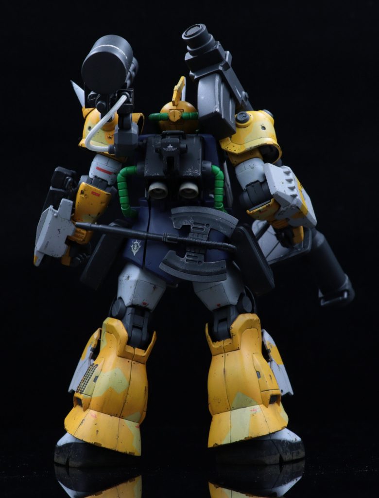 グフカスタム開発コンセプトの「ガトリングシールドによる中距離戦にも対応出来、近接戦において脱着による取り回しの良さ」とは真逆のコンセプトになります。 ですが一応装甲はパージすることが可能で、近接戦にも対応出来る設定です。(実際、装甲は接着してるので外せませんが...) ちなみに近接戦闘は試験対象ではなく、あくまで緊急の想定です。なので装備面積が広いヒートサーベルではなくヒートホーク装備となっています。