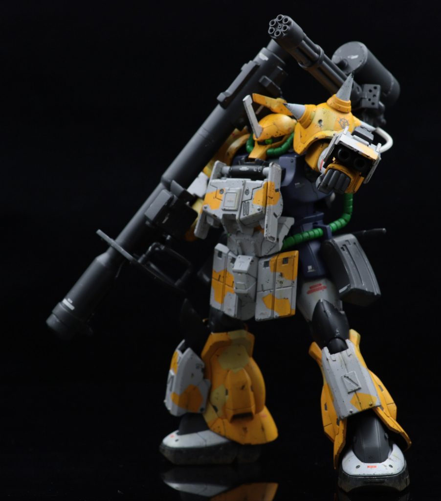 左腕の3連装ガトリングは2連装グレネードに変更。