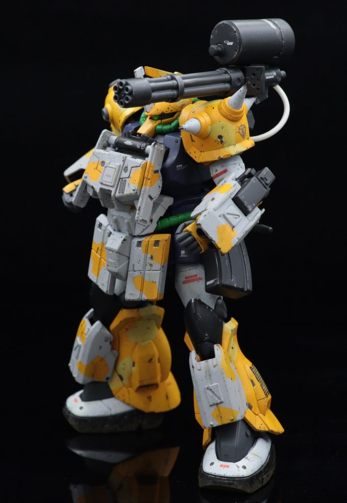 ガトリングシールドは左肩に装着してます。ジョイントでスパイクに当たらないように調整してます。こちらも近接戦時には外せる設定です。