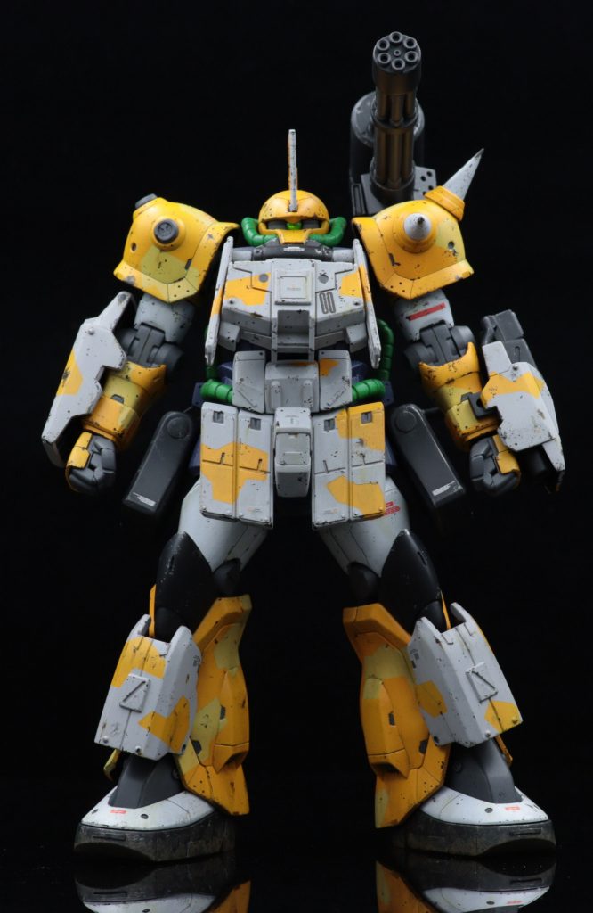 ラケーテンバズを外した状態です。右肩のスパイクはラケーテンバズの取り扱いに邪魔なので排除。その代わり左肩を若干大きくしてます。重装備ですが足の追加装甲内にホバーを装備してあるので、向きを変える位の動きは通常と変わらない設定です。