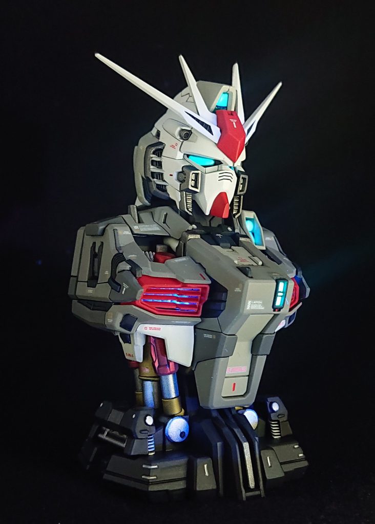 蛍光塗料を使用しているので、ルミナスユニットにて発光するよりさらに強く発光胸ダクト内も発光させるよう塗装しています。