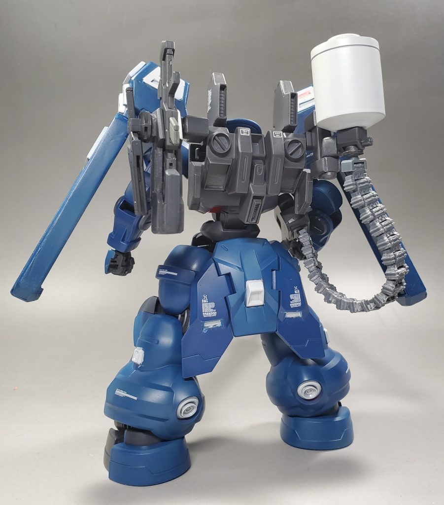 バックパックは第二種よりさらり増設されたブースターにマシンガン用のマガジンドラムとライフルとトーチをマウントするための武装ラックを装備している。