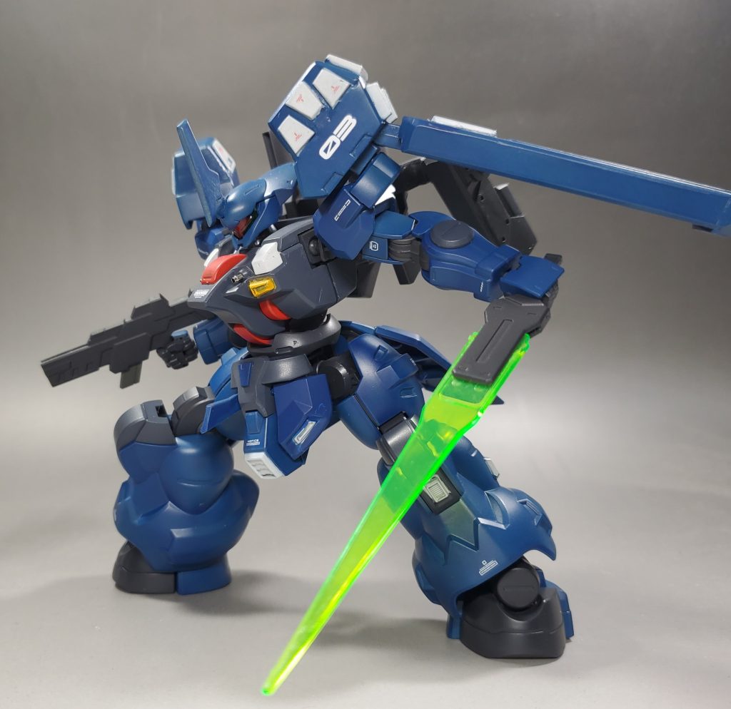 一般機と共通のライフルとトーチを装備。両肩にはスラスターと3連ミサイルランチャーの複合された追加兵装を装備し火力と機動力が向上している。