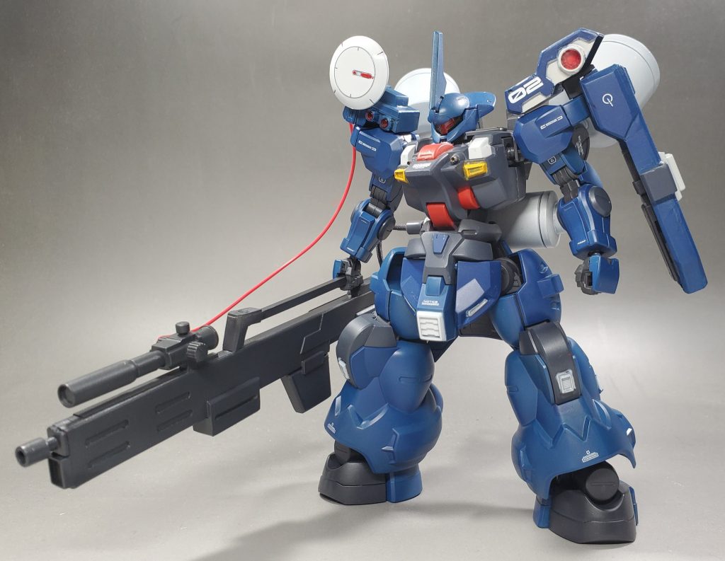 敵機の索敵、後方から狙撃を行い支援する第二種兵装。右肩にはレドーム等を装備したセンサーユニット、左肩には防御用のシールドユニットを装着。