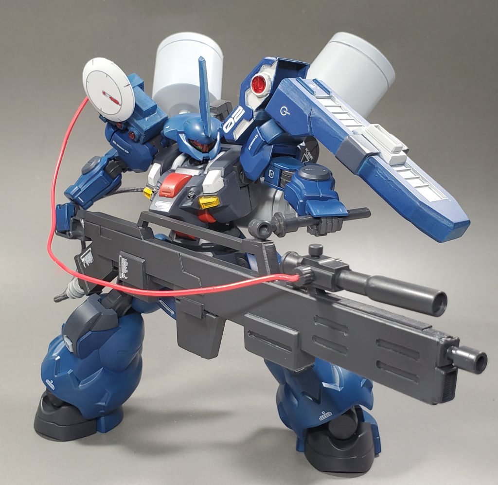 本機の種武装のロングレンジショットライフル。エネルギータンクからチューブを介してエネルギーが供給されており出力を調整することによりビームを単射と照射に使い分けることができる。