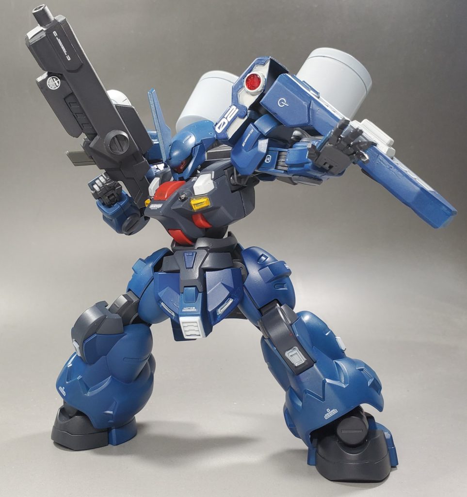 ディランザ共通のライフル用に追加パーツを装備した強化型ビームライフルを装備。左肩には狙撃時用に機体を守るためシールドにはビーム兵器をしろ無効・軽減するためのフィールドジェネレータを装備している。またシールド内に共通装備のビームトーチを格納している。