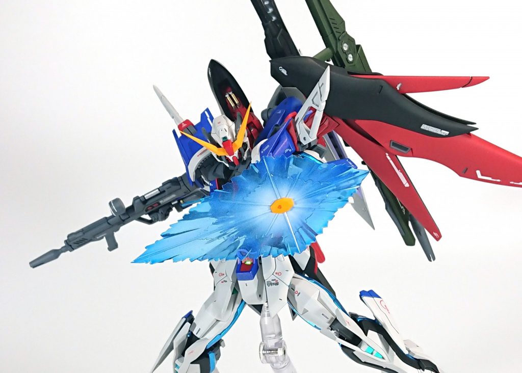 プラの透け感を防ぐために羽の装甲裏はグレーで塗り分けています。腰アーマー裏も同様に塗り分けています。