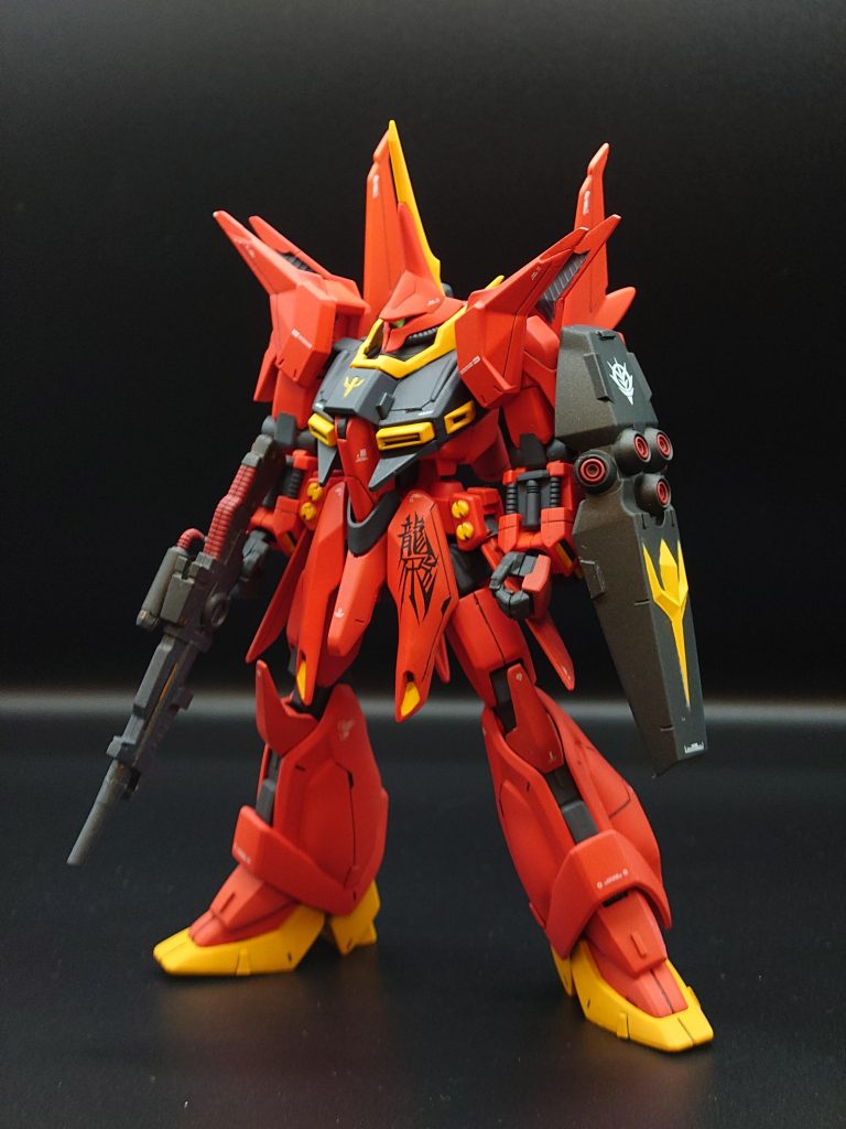 REバウのプロポーションを参考に肩アーマー、フロントアーマー、襟のパーツも大型化してあります。ビームライフルもやや小さくて迫力に欠けたので、バレル部分を変更したうえで延長しています。