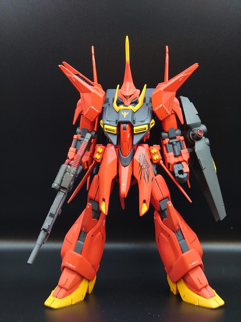 そのままだと上半身が下半身と比べると大きく感じたので、腕部を1ミリ短縮。肩部はポリキャップを削って胴体部分に密着するように調整しました。また胴長に感じたので、バウ・ナッターの機首部分を短縮することで胴を詰めました。