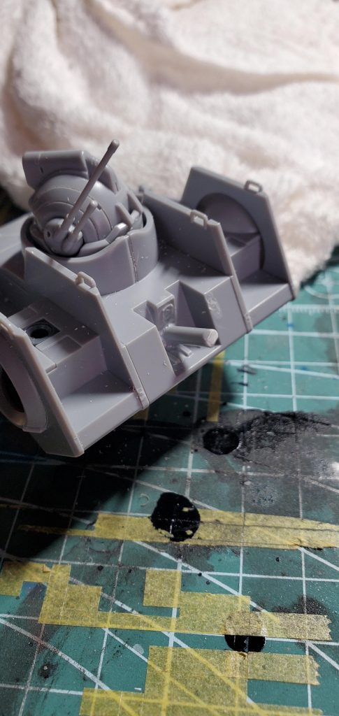 背部の排気ダクトユニットは素で付けるんですが位置が、気にくわなくカット!してつけ直したところ。このあとダクトユニットを取り付けたら耐久力が足らずに曲がってしまいました。