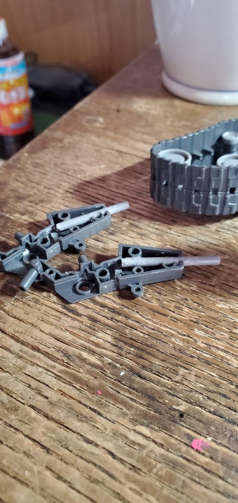 改造という改造は初めてなんとなくイメージで砲身にタンクをつける構想をして取り付け部を接着してます。