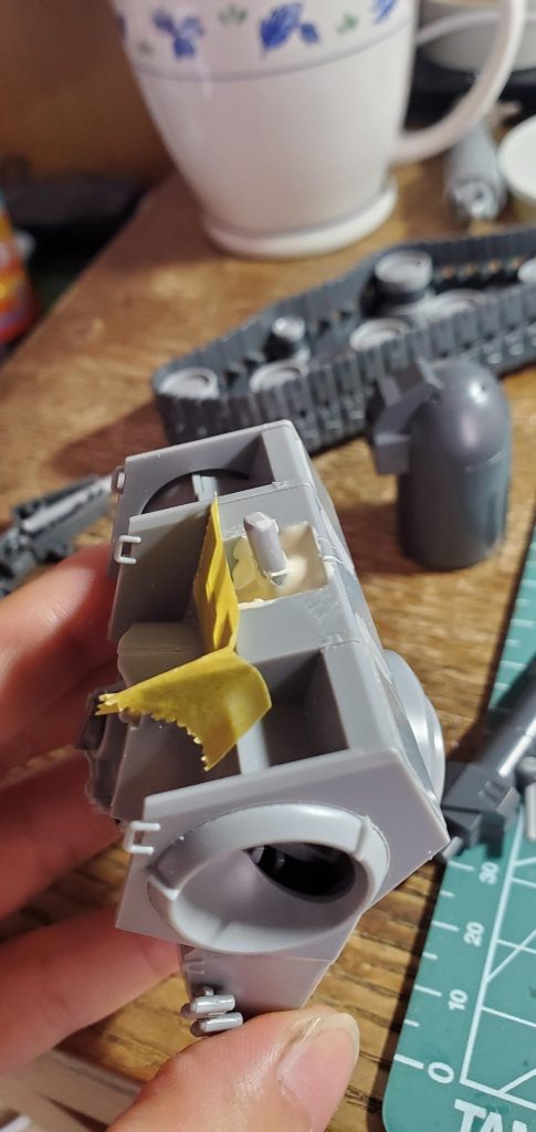 パテで埋めて耐久を持たせようとしたのですが軸がスポーンと抜けたのでこのあとプラ板で貼り付けました。