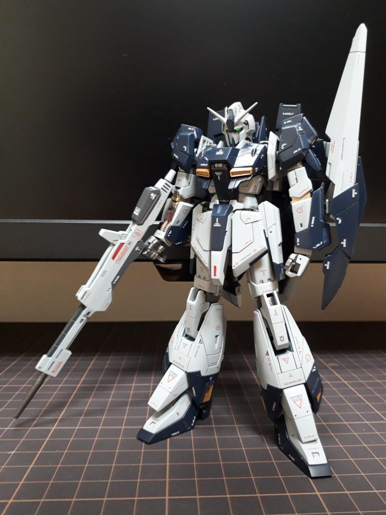 ふくらはぎのスラスター周辺、一旦塗装を終えた後に塗り分けが気に入らなくて、一度塗装を全て落とし（水性ホビーカラーなので「マイペット」で落とせます。）スジ彫りしてパネルラインを追加し直して塗り分けました。今回は集中力が無かったのか、特にアラが目立ちます。反省！