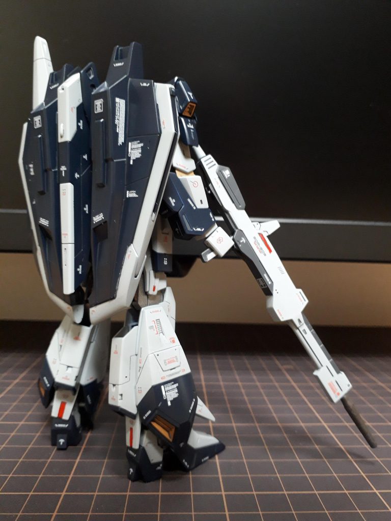 飛行機に近いイメージで貼ってたら、足回りのデカールがちょっと多くなっちゃいました。