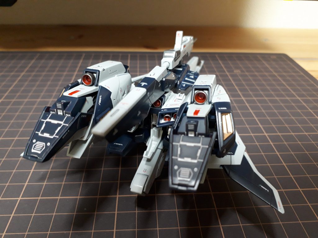 後ろから見ると塗れてないとことか、肉抜きしてないとかバレバレw。足の裏のディテールはシルバーでスミ入れしてあります。