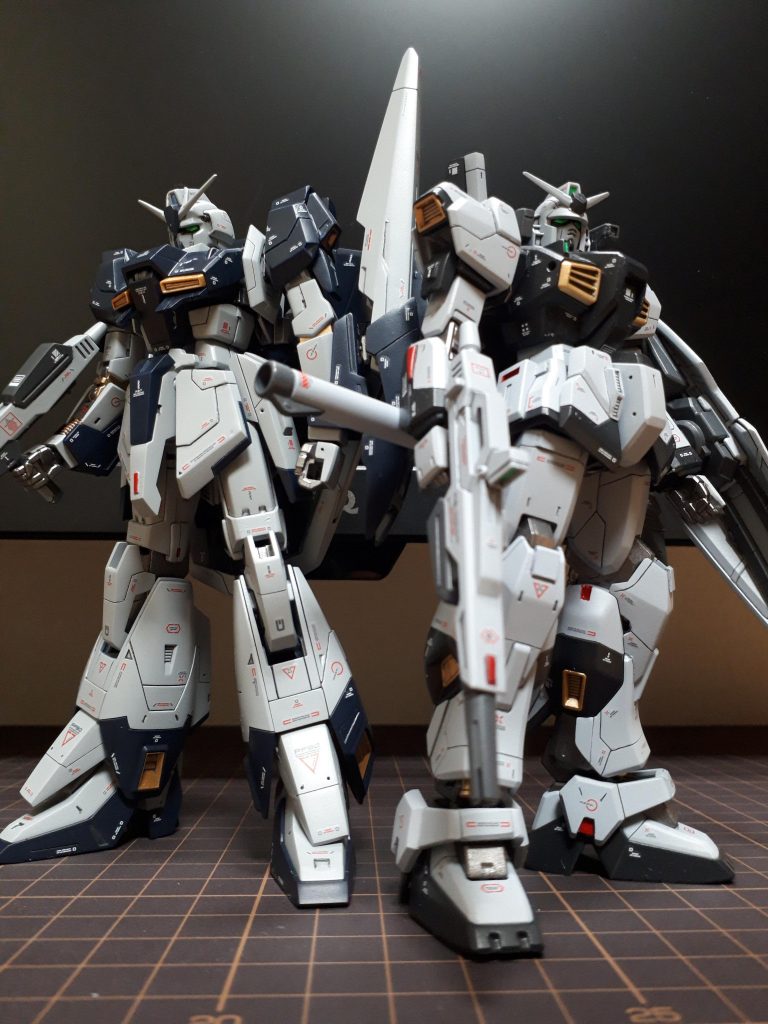 制作工程ではないんですが、シリーズ「実戦配備前」の2機。並べるとネイビーの色味が全然違うのがよくわかりますねw。調色してる時何度も確認したんだけど、乾くと変わっちゃいますよねー。百式とリックディアスも入手できたら作るかも？ありがとうございましたー