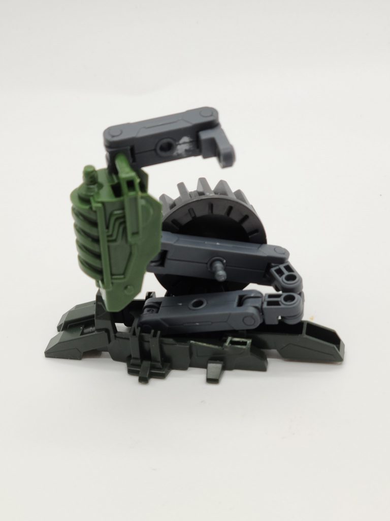 脚部の追加装甲はうまいこと1つに纏まってくれました。反面上半身はただつけられる物をつけた感じなのでちょっと微妙