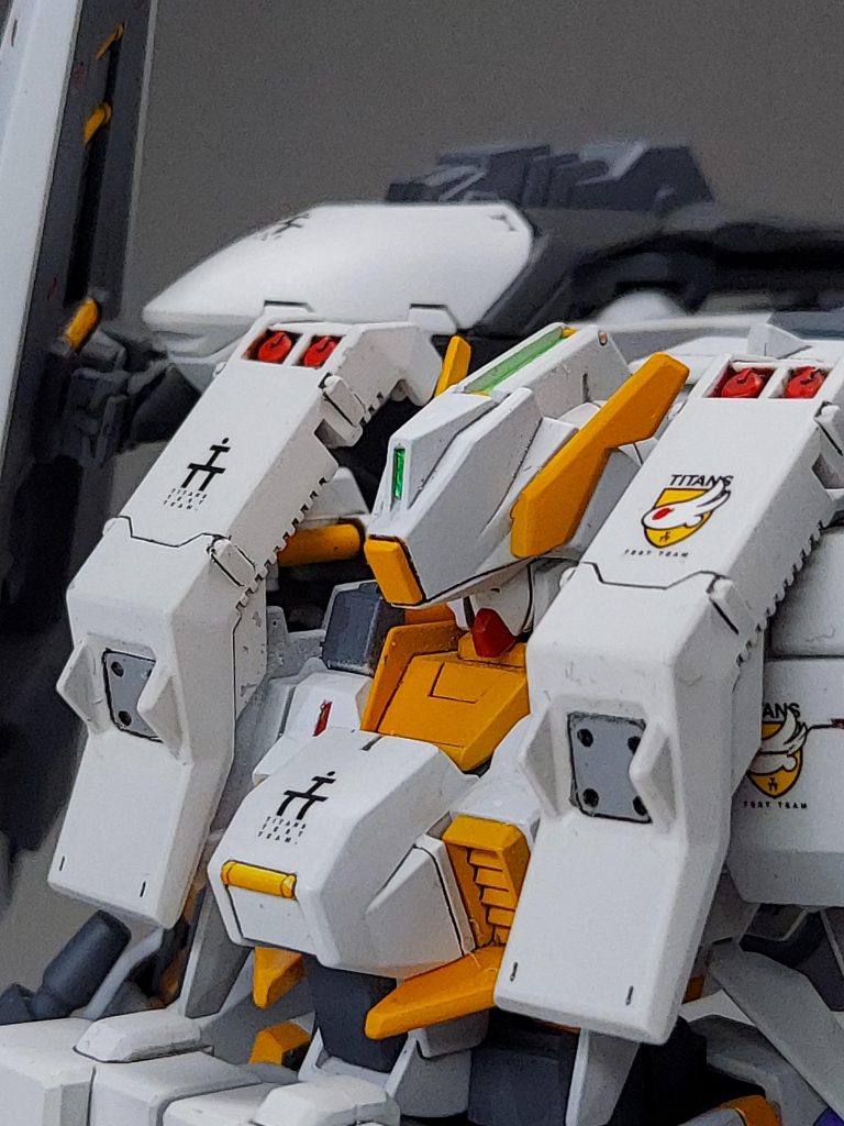 頭部のセンサーユニットは先端を段落ちディテール、下部をMGを参考に展開する雰囲気でスジボリ追加しました