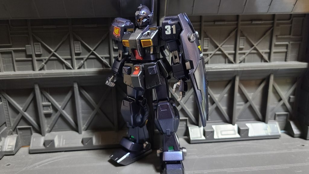 なかなか男前なキットだと思うのですが、多くの方が仰っているようにちょっと脚マッチョすぎる気がしますね。右肩のエンブレムがMG用なのでちょっと大きいですが(笑)ご愛敬という事でご勘弁を。