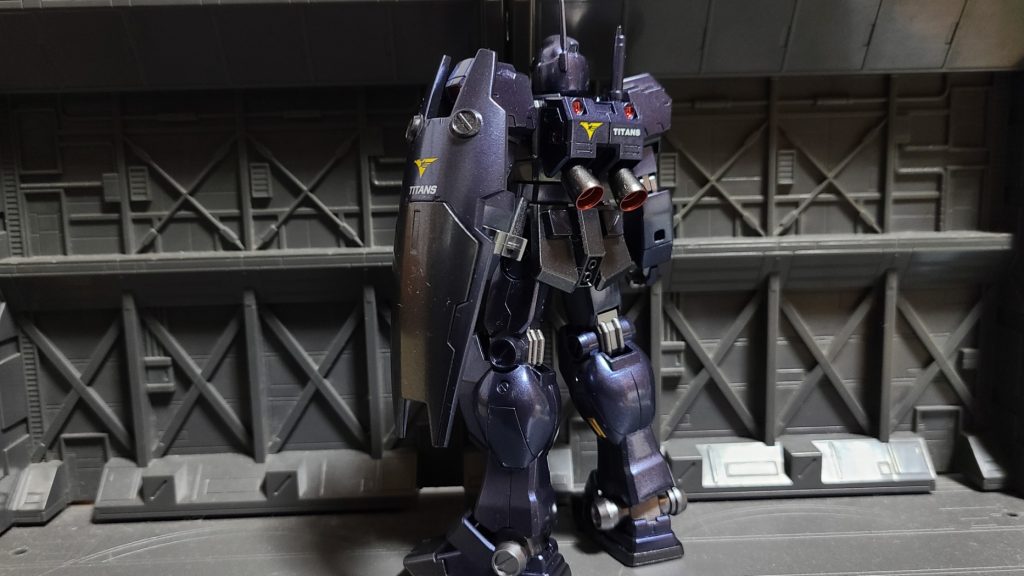 背面です。バックパックのバーニアノズルがかなり大きく違和感を感じますね、比較的大きくて立派なサードパーティー製の物に交換する事が多いのですが、小さくしたいと感じたのは初めてですね。それでもまぁ恰好良いから今回はそのままで。