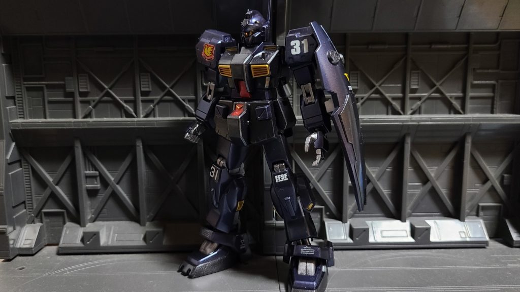 ここからがコンパチキットの本領発揮!脚部なのですが、Mk-Ⅱ(エコプラ)の物になります。前回ヘイズル2号機を製作時に色々妄想をしまして・・・この組み合わせは、もともと上半身に部分的にムーバブルフレーム技術が採用されているクゥエルの脚部を換装する事で、全身ムーバブルフレーム化の為の実証実験機という位置付。ティターンズの兵器開発局にて製作、稼働実験後T3部隊に送って実戦テストをするとかしないとか・・・