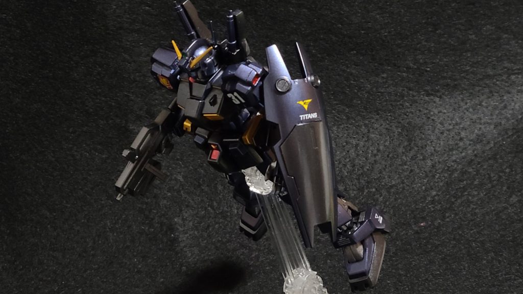 頭部をヘイズル2号機に換装し、プロトタイプMk-Ⅱ風に。正直手元に資料が無いので正確なプロトタイプMk-Ⅱの事はよく分からないのですが、昔どなたかの作例を雑誌で見た時の記憶が残っておりまして・・・ビームサーベルが丸型で、腰アーマーはヘリウムコアのついたクゥエルの物を使用していた記憶があります。ちなみにこのバックパックは部品取りのジムⅢから拝借した物になります。