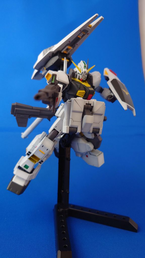 ビームライフルを構えて。